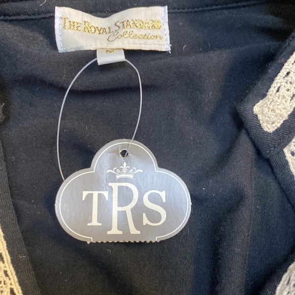 (1093) 𝅺The royal standard black top size Medium - Picture 3 of 3